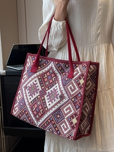 Grand sac cabas en toile style ethnique aux motifs géométriques rouges pour le quotidien