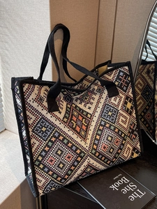 Grand sac cabas en toile de style ethnique avec motifs géométriques et anses noires