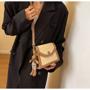Détail du petit sac carré bandoulière avec pendentif lapin mignon et motif matelassé
