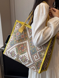 Grand sac cabas ethnique en toile avec motif géométrique coloré et anses jaunes