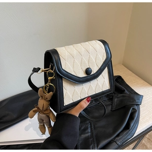 Gros plan du sac bandoulière matelassé avec un joli porte-clé lapin en peluche doux