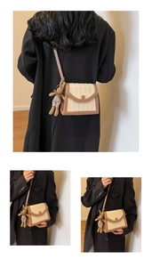Détails d'un sac bandoulière avec matelassage en losanges et pendentif lapin
