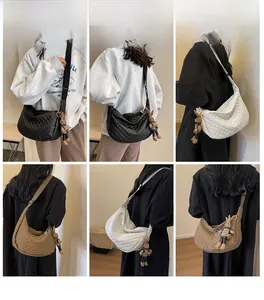 Sac demi-lune matelassé porté par un mannequin avec pendentif lapin mignon