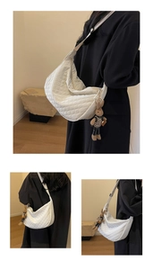 Détail du sac à main matelassé blanc avec bandoulière et pendentif lapin mignon