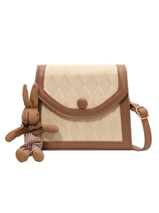 Petit sac carré à bandoulière en tissu beige matelassé avec bordure en cuir marron