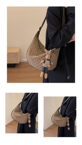 Détail du sac hobo matelassé kaki avec un charm lapin en peluche et bandoulière large