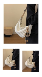Gros plan du sac hobo blanc matelassé avec motif à losanges et breloque lapin mignonne