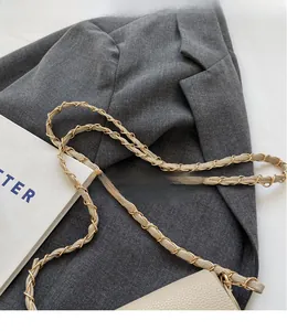Detailaufnahme des cremefarbenen Leder-Kettenriemens an einer Designer-Umhängetasche