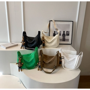 Sacs bandoulière en demi-lune matelassés en cinq couleurs avec breloques de lapin