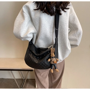 Sac hobo matelassé noir avec pendentif lapin, vue arrière portée par un mannequin