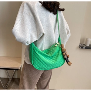 Sac bandoulière vert matelassé avec pendentif lapin et fermeture à glissière