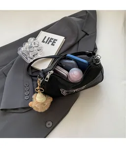 Vue de dessus de l'intérieur spacieux du sac noir avec téléphone et maquillage sur veste