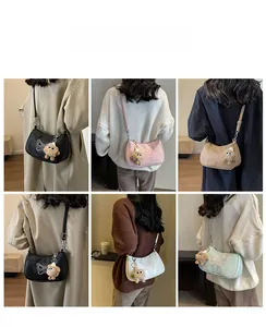 Vues détaillées de sacs à bandoulière brodés nœuds en cinq couleurs avec breloque peluche
