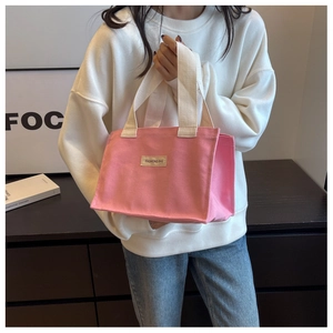 Détail du sac cabas en toile rose avec poignées en coton et étiquette FASHIONS BAG