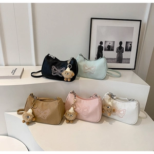 Détails des sacs à main avec broderie nœud et texture grainée en cinq couleurs assorties