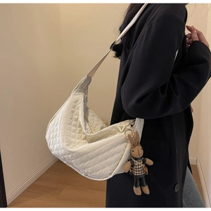 Sac hobo blanc matelassé grande capacité avec pendentif lapin en peluche