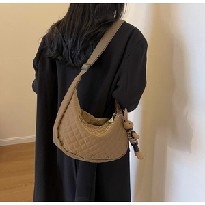 Sac bandoulière matelassé kaki avec motif losanges et breloque lapin mignonne