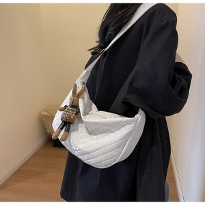 Sac demi-lune matelassé blanc avec breloque lapin et bandoulière large pour femme