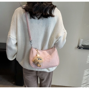 Sac à bandoulière en cuir litchi rose avec broderie papillon et pendentif peluche monstre