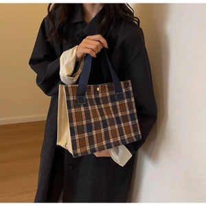 Gros plan du sac à main rétro à carreaux avec sangles bleues et fermoir aimanté