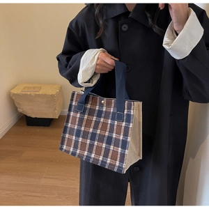 Détail du sac cabas à carreaux bleu et marron avec panneaux latéraux en toile et anses bleu marine
