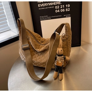 Détail du sac hobo matelassé kaki avec bandoulière réglable et breloque lapin