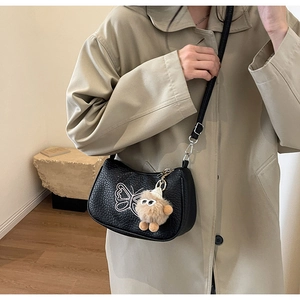 Sac bandoulière en cuir noir avec broderie papillon et détail charm monstre en peluche