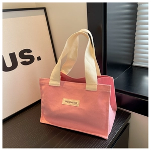 Détail du sac fourre-tout en toile rose avec poignées blanc cassé et étiquette tissée FASHIONS BAG