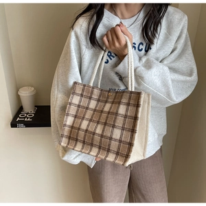 Vue détaillée du sac cabas vintage à carreaux avec poignées en corde et bouton pression