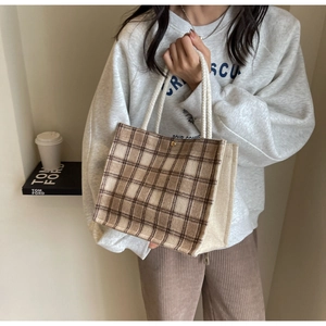 Détails du sac cabas à carreaux avec poignées en corde et rivets métalliques