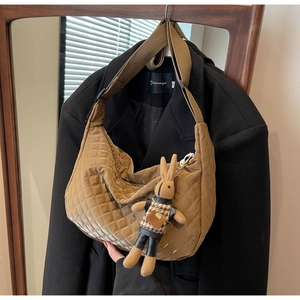 Détail du sac hobo matelassé kaki avec bandoulière réglable et breloque lapin en peluche
