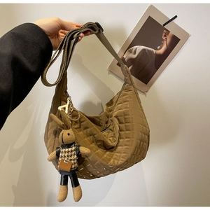 Détail du sac hobo matelassé kaki avec sangle ajustable et pendentif lapin mignon