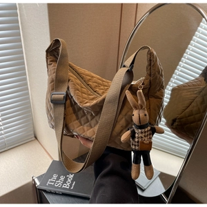 Sac à bandoulière marron matelassé avec sangle large et pendentif de lapin mignon
