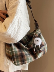 Sac Bandoulière Vintage en Velours à Carreaux pour Femmes Grande Capacité Automne Hiver Mode Sac Dumpling Avec Pendentif Poupée en Peluche