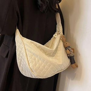 Sac Bandoulière Matelassé en Nylon pour Femmes Grande Capacité Motif Diamant Sac Ravioli Hobo Avec Pendentif Lapin