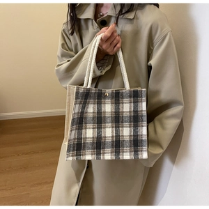 Vue détaillée du sac à main rétro à carreaux avec poignée en corde et fermoir métal
