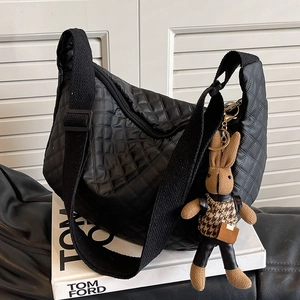 Sac bandoulière matelassé noir avec bandoulière réglable et pendentif lapin mignon