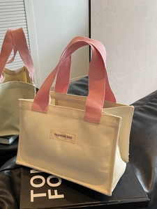 Sac cabas minimaliste en toile avec anses roses et étiquette Fashions Bag sur livre