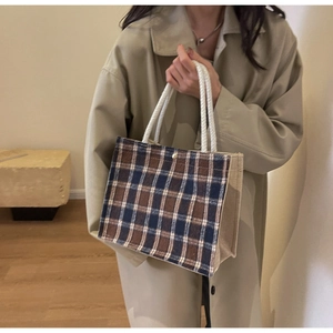 Détail du sac à carreaux vintage avec texture en toile et anses en corde tressée