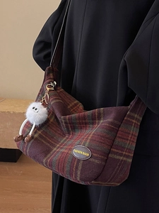 Sac à bandoulière vintage en laine à carreaux avec charm de poupée en peluche