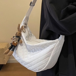 Sac bandoulière demi-lune blanc matelassé chic avec sangle réglable et breloque lapin