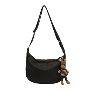 Sac bandoulière matelassé noir tendance en forme de croissant avec un pendentif lapin