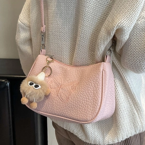 Sac à épaule rose effet crocodile avec broderie papillon et charm en peluche doux