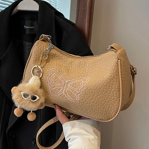 Sac sous les bras marron motif crocodile avec broderie nœud rose et breloque en peluche