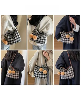 Vues détaillées du sac cabas en tweed à carreaux avec charm cerise sur diverses tenues