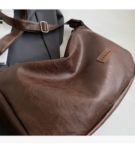 Détail de la texture en cuir marron vintage et de l'étiquette mode sur le sac à main