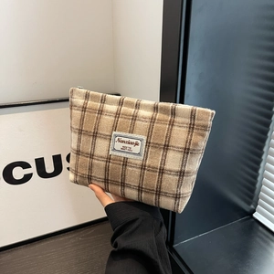 Detail of beige checkered canvas makeup bag with vintage Nanaiaojie woven label