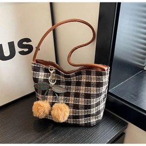 Détail du sac cabas en tissu écossais avec son pendentif cerise en peluche doux