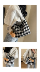 Détail du sac à bandoulière à carreaux en tweed avec un joli charme de cerise en peluche