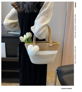 Detailaufnahme der handgewebten Beuteltasche mit weißem Herzanhänger und Khaki-Patchwork